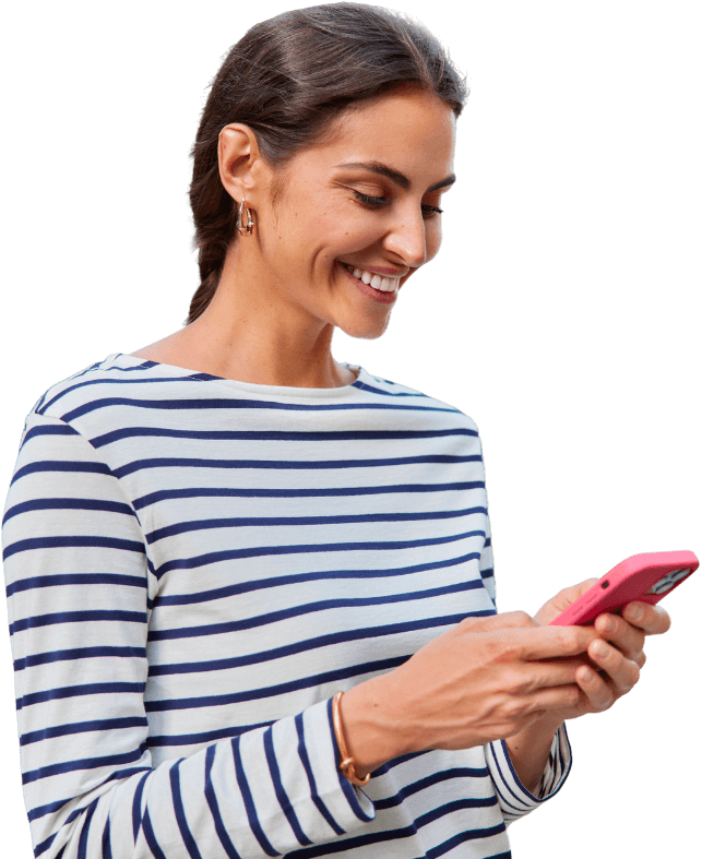 ragazza sorride con cellulare in mano